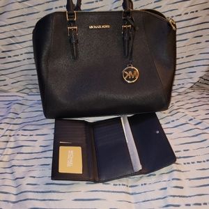 Brand new MK handbag come with extra stap to turn it to a shoulder bag